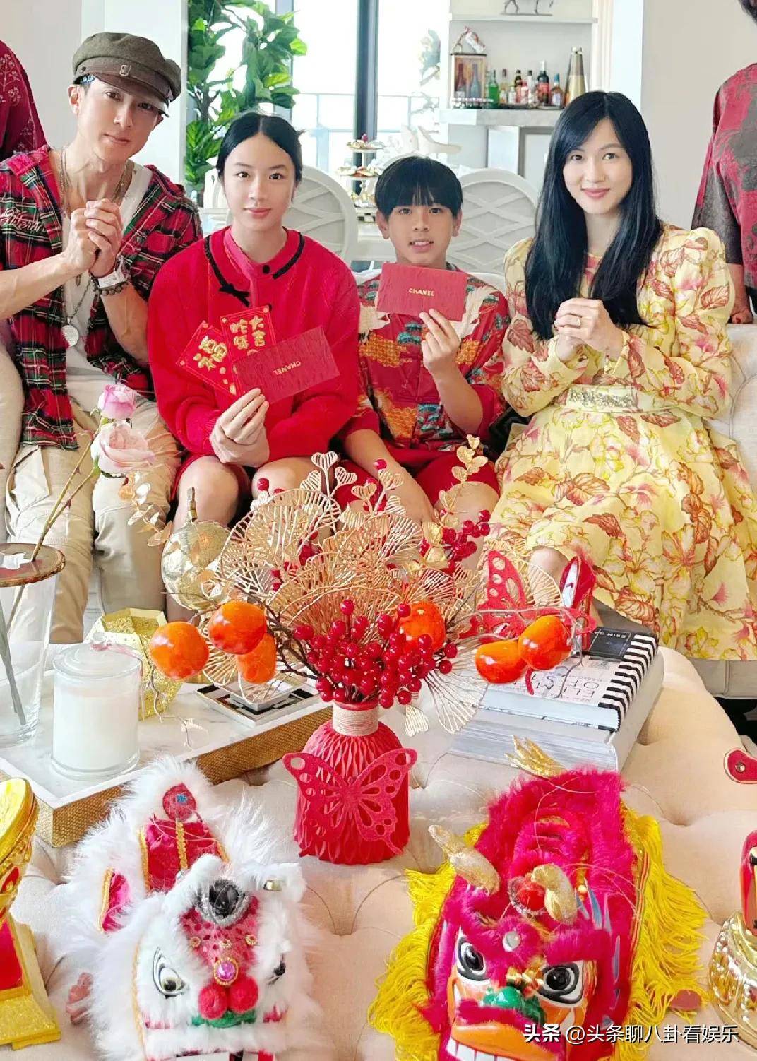 发上却让父母站在两侧目无尊长引热议OG视讯吴尊晒全家福一家人坐在沙(图4)