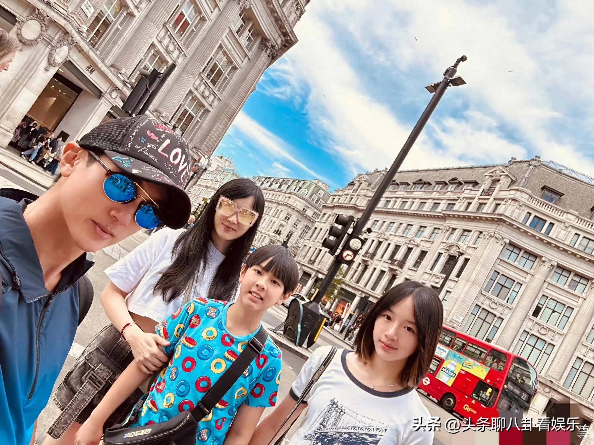 发上却让父母站在两侧目无尊长引热议OG视讯吴尊晒全家福一家人坐在沙(图5)