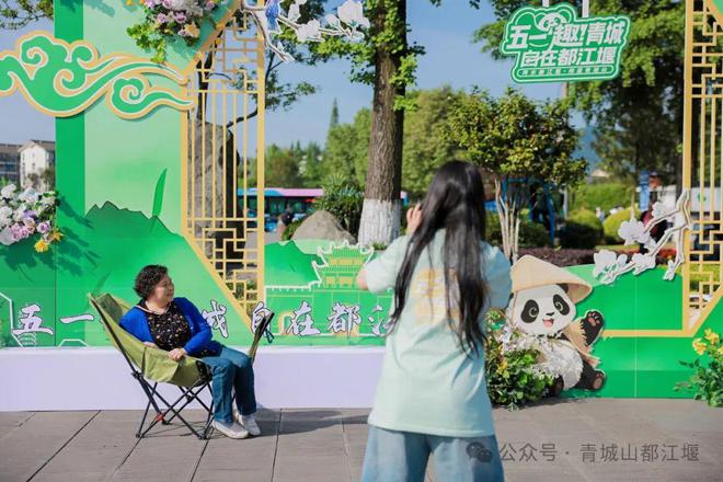 江堰太火爆NPC白娘子被求合影到宕机OG真人顶流实锤！这个五一青城山都(图4)