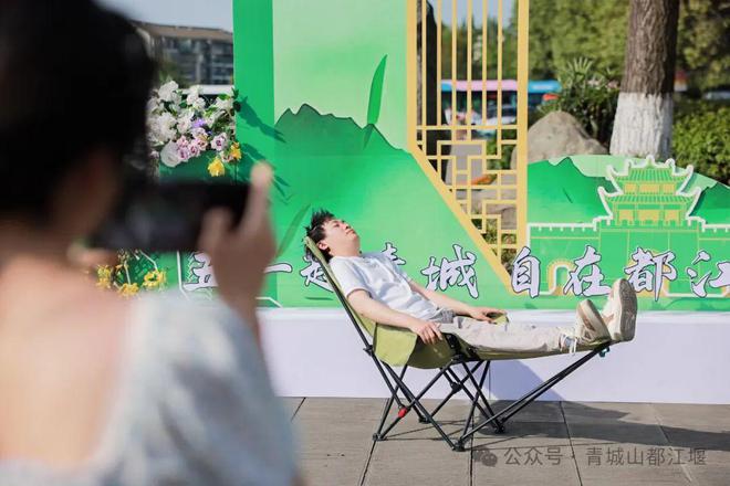 江堰太火爆NPC白娘子被求合影到宕机OG真人顶流实锤！这个五一青城山都(图8)