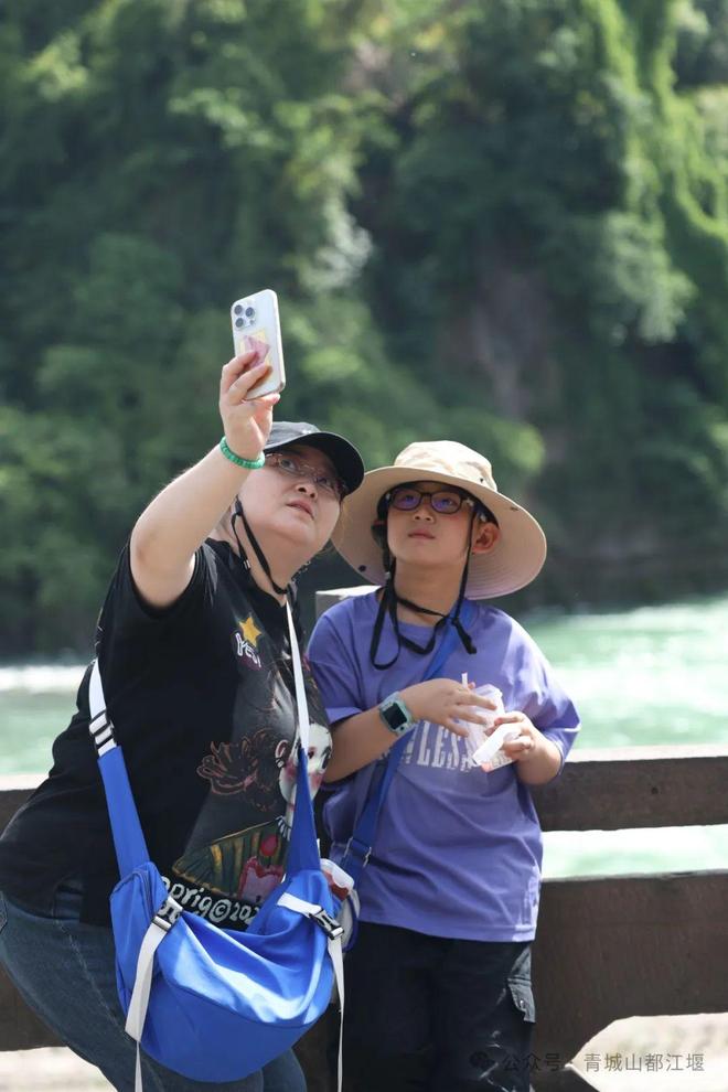 江堰太火爆NPC白娘子被求合影到宕机OG真人顶流实锤！这个五一青城山都(图3)