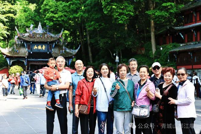 江堰太火爆NPC白娘子被求合影到宕机OG真人顶流实锤！这个五一青城山都(图12)