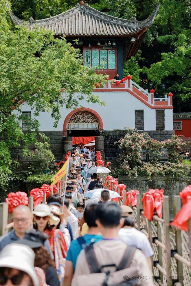 江堰太火爆NPC白娘子被求合影到宕机OG真人顶流实锤！这个五一青城山都(图22)