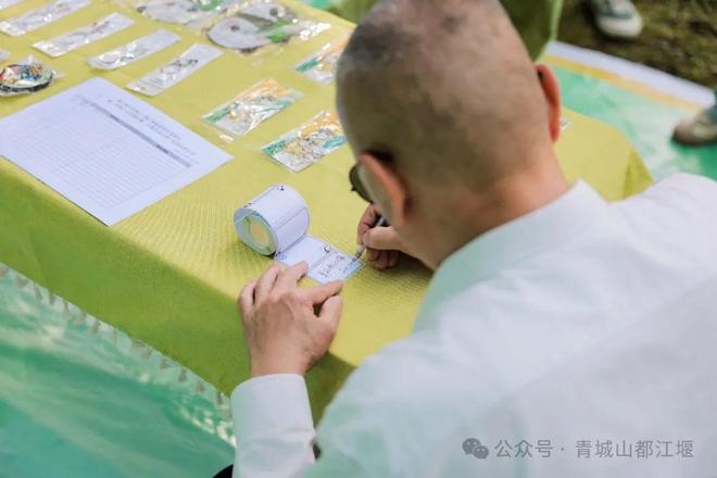 江堰太火爆NPC白娘子被求合影到宕机OG真人顶流实锤！这个五一青城山都(图11)