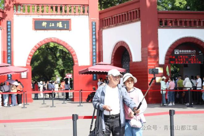 江堰太火爆NPC白娘子被求合影到宕机OG真人顶流实锤！这个五一青城山都(图24)