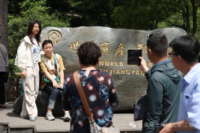 江堰太火爆NPC白娘子被求合影到宕机OG真人顶流实锤！这个五一青城山都(图9)