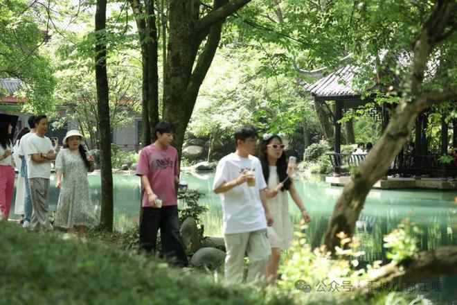江堰太火爆NPC白娘子被求合影到宕机OG真人顶流实锤！这个五一青城山都(图21)
