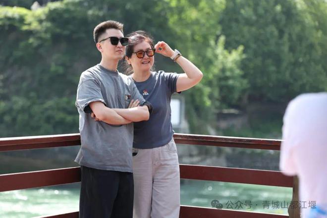 江堰太火爆NPC白娘子被求合影到宕机OG真人顶流实锤！这个五一青城山都(图14)