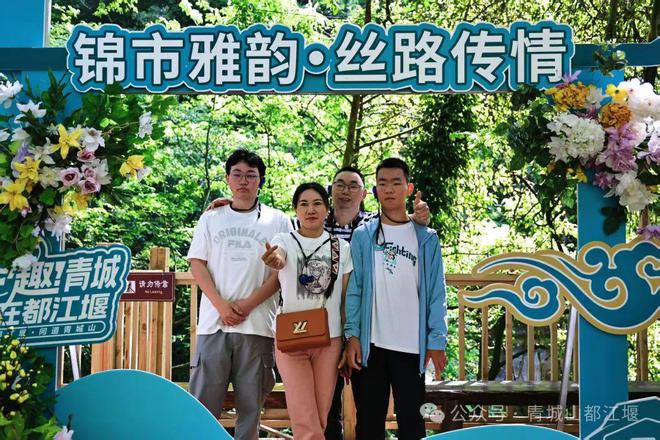 江堰太火爆NPC白娘子被求合影到宕机OG真人顶流实锤！这个五一青城山都(图16)