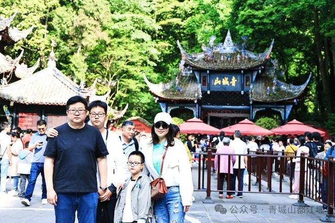 江堰太火爆NPC白娘子被求合影到宕机OG真人顶流实锤！这个五一青城山都(图15)